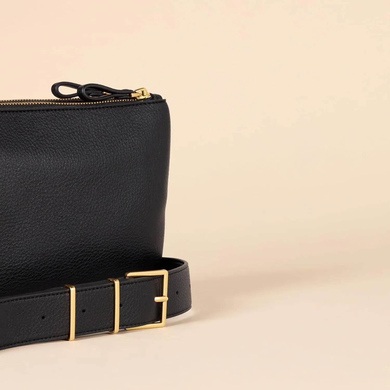 Amazon Essentials Women's Minimal Crossbody Bag