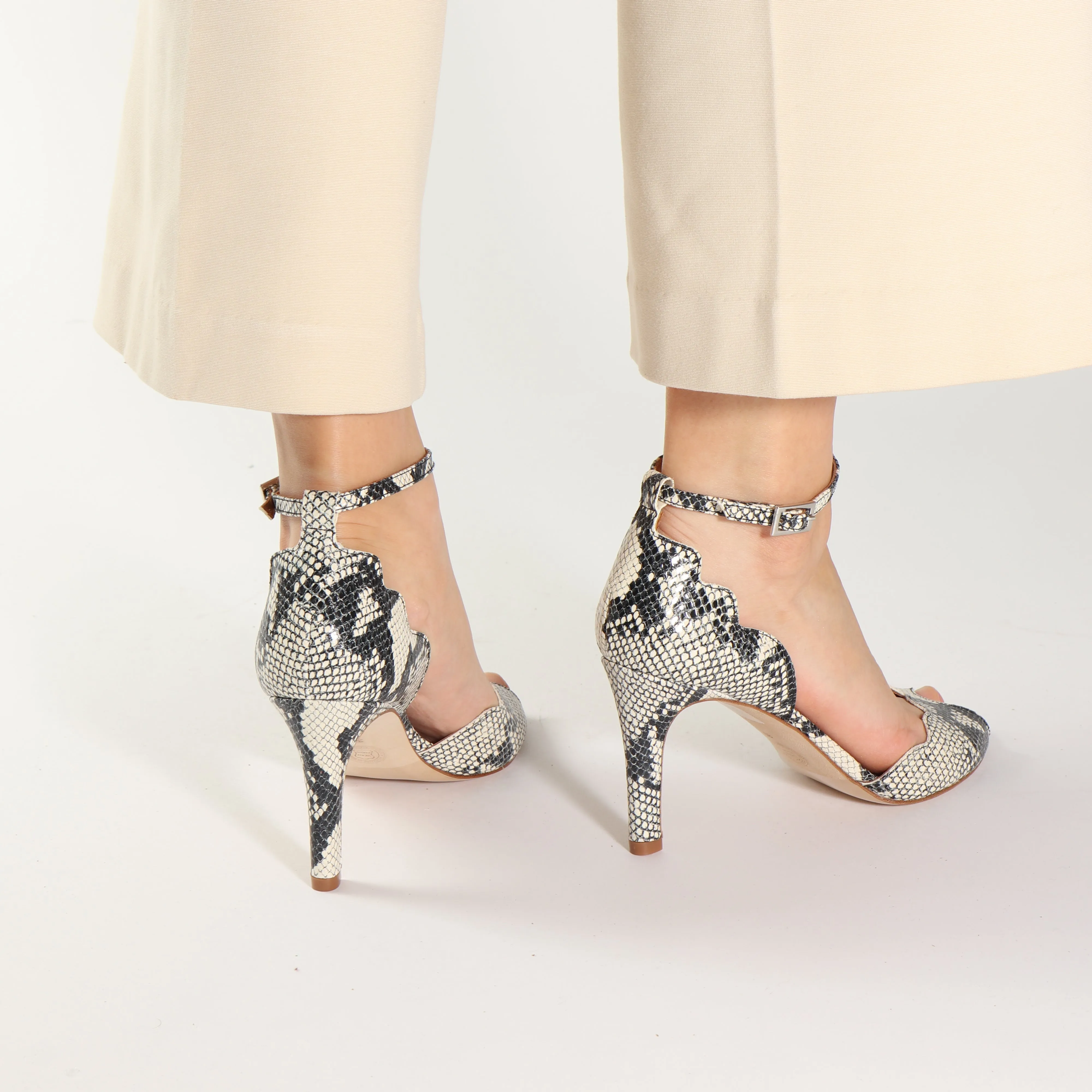 RIONA Faux Snake