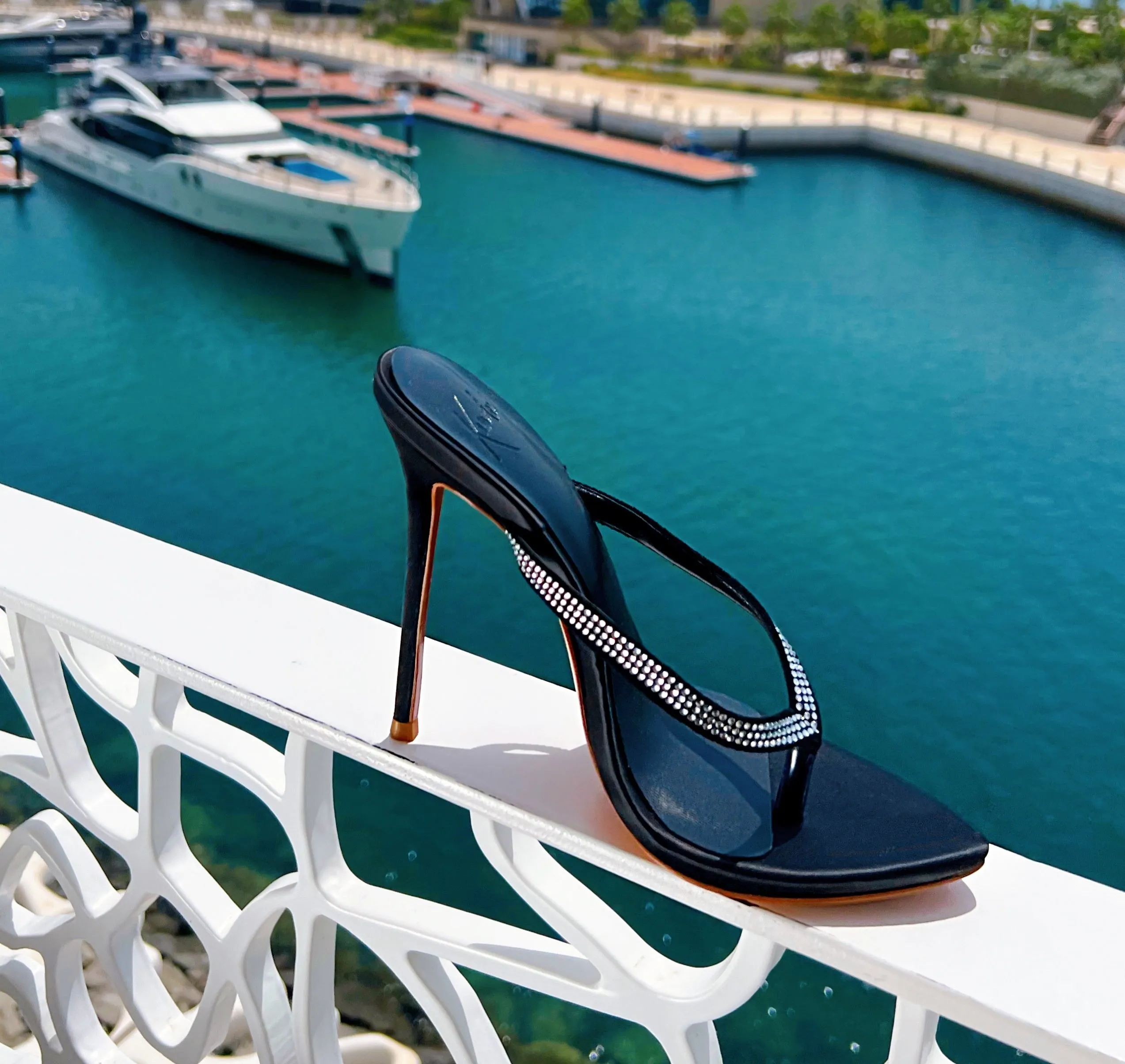 TOXIC TRAIT THONG SANDAL
